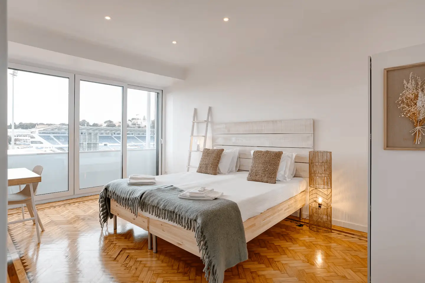 Quarto de casal com piso de taco