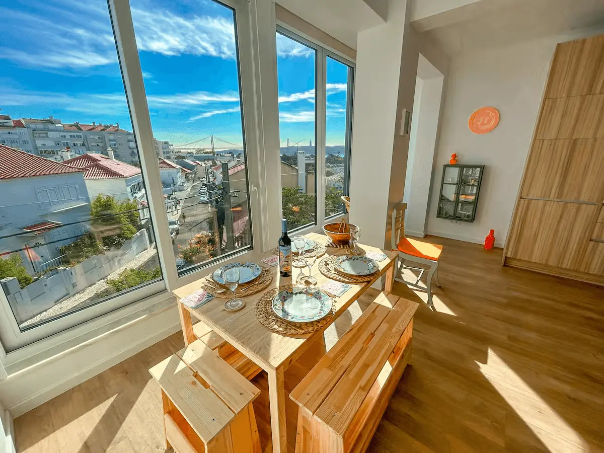 Mesa de jantar posta com vista para a ponte